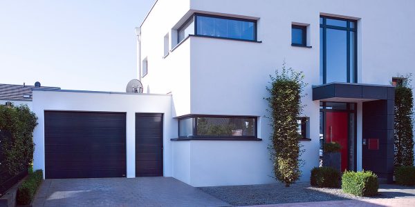 Maison moderne avec porte de garage Novoferm