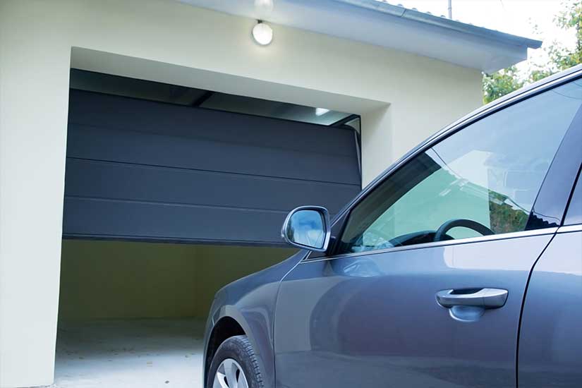 Voiture et porte de garage motorisée