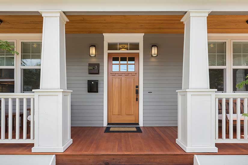 Porte entrée en bois vue de l'extérieur