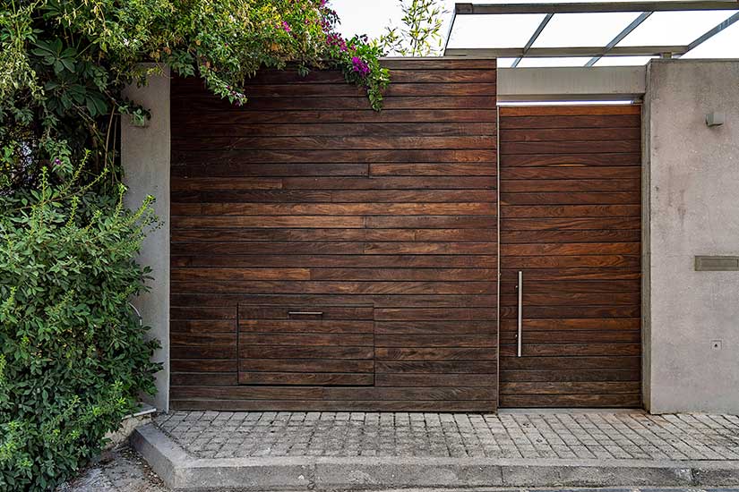 Porte et mur en bois